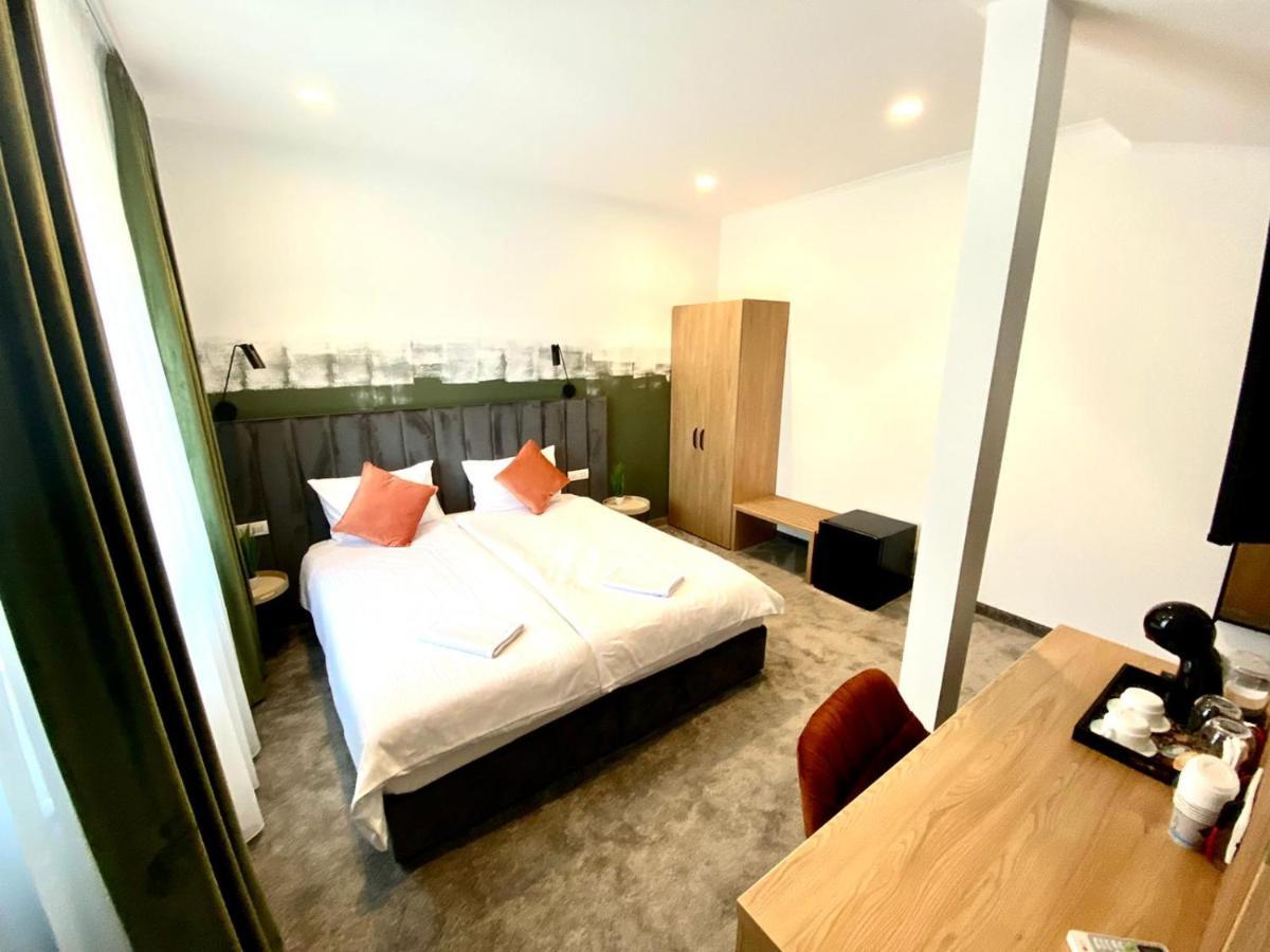 Victoria Rooms Oradea Bagian luar foto