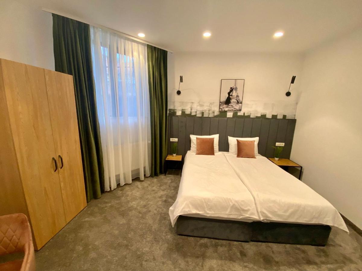 Victoria Rooms Oradea Bagian luar foto